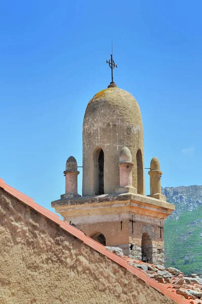 Bir Korsikalı köy çatısı görülen Kilisesi'nin çan kulesi — Stok fotoğraf