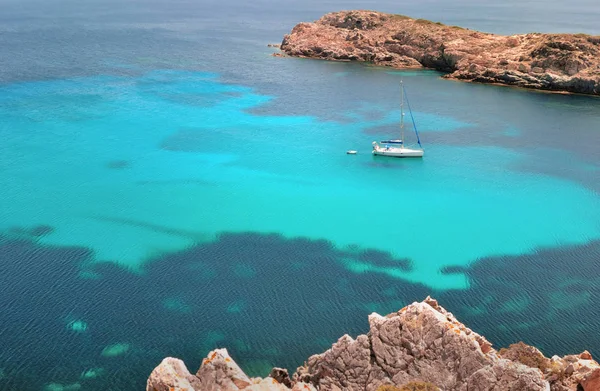 Лодка на красивом море на Корсике — стоковое фото
