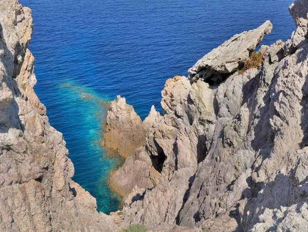 Скала перед синим морем — стоковое фото