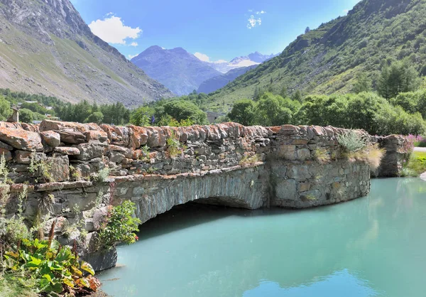 Ponte de pedra cruza um rio — Fotografia de Stock