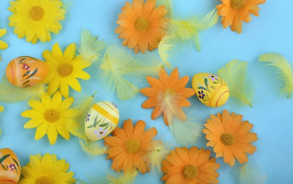 Décor de Pâques avec œufs et fleurs — Photo