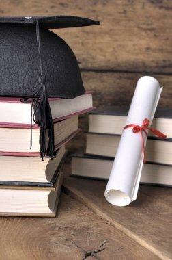 Diploma, şapka ve kitaplar 