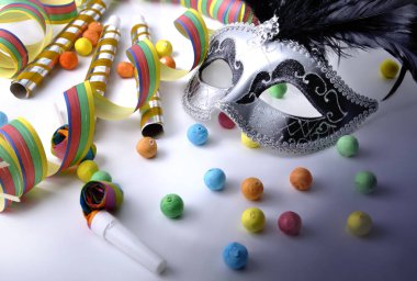 Karnaval maskesi ve cotillons