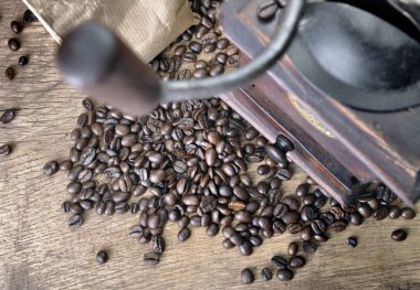 kahve çekirdekleri ve eski değirmen