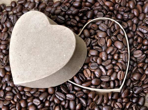 Caja en forma de corazón llena de granos de café — Foto de Stock