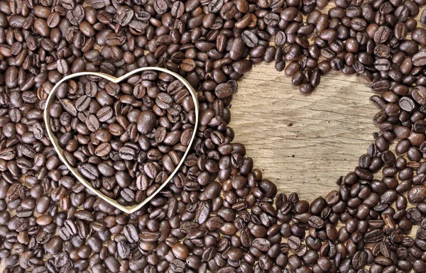 Dos en forma de corazón en granos de café — Foto de Stock