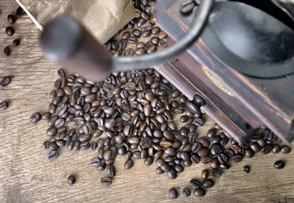 kahve çekirdekleri ve eski değirmen