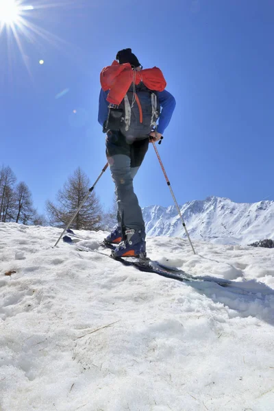 Ορειβατικό σκι κάτω από το ηλιόλουστο ουρανό — Φωτογραφία Αρχείου