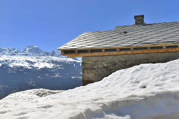 Domek w hight snowy mountain — Zdjęcie stockowe