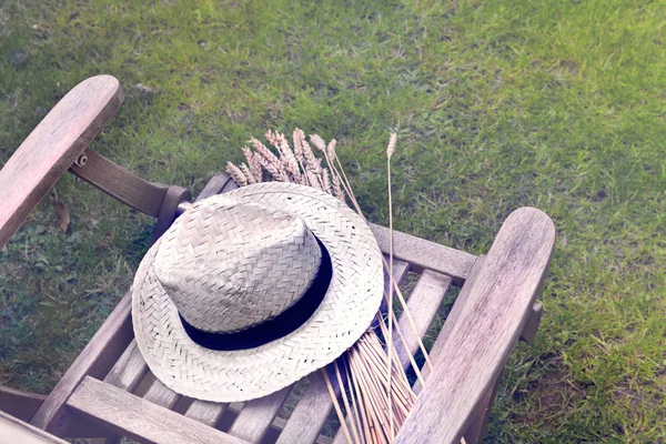 Landsbygden stol med hatt — Stockfoto
