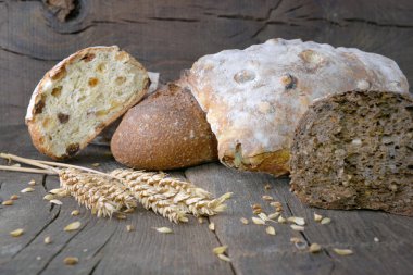 rustik arka planda çeşitli ekmek
