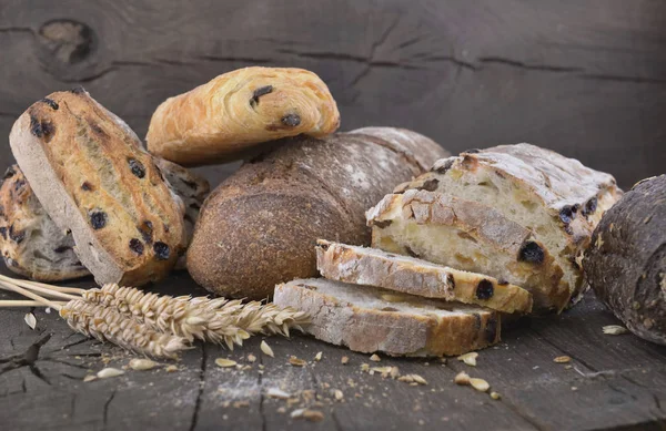 Pão variado na decoração rústica — Fotografia de Stock