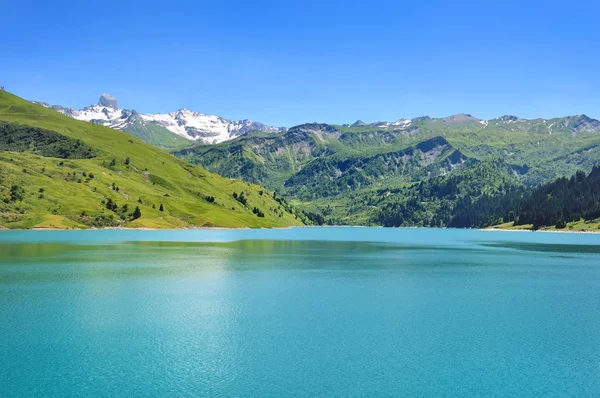 Beautiful lake in alpine valley — Stock Photo, Image