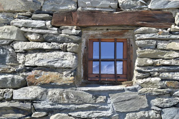 Μικρό παράθυρο στην πρόσοψη λιθοστρωμένος — Φωτογραφία Αρχείου