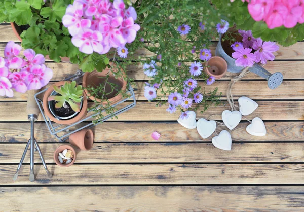 Vista superior em vaso de flores em uma mesa de madeira em decoração romântica — Fotografia de Stock