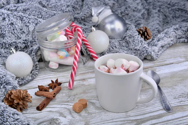 Mug full of marshmallow on a milk chocolate on a table in christmas decoration — Stock Photo, Image