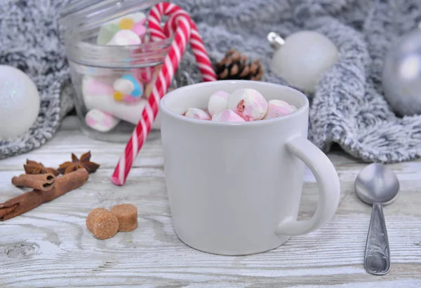 Mug full of marshmallow on a table in christmas decoration — Stock Photo, Image