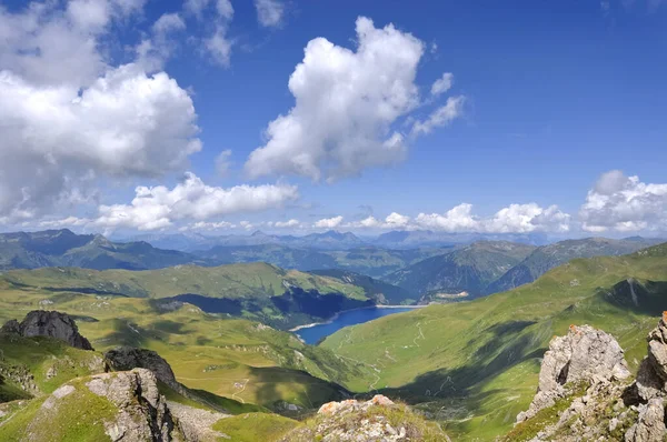 Bela vista sobre um lago na montanha alpina no verão — Fotografia de Stock