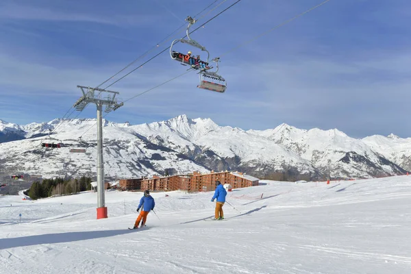Skieurs sur pistes et télésièges en station alpine — Photo