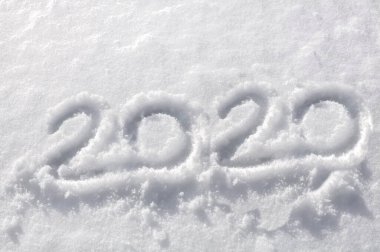 Karda elle yazılmış 2020 sayısına yakınlaş