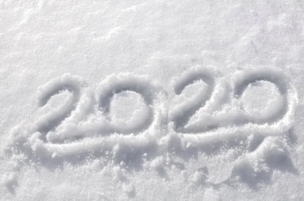 Fermer sur 2020 nombre écrit à la main dans la neige — Photo