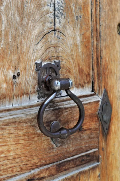 Fechar na porta de madeira antiga com um batedor de metal — Fotografia de Stock