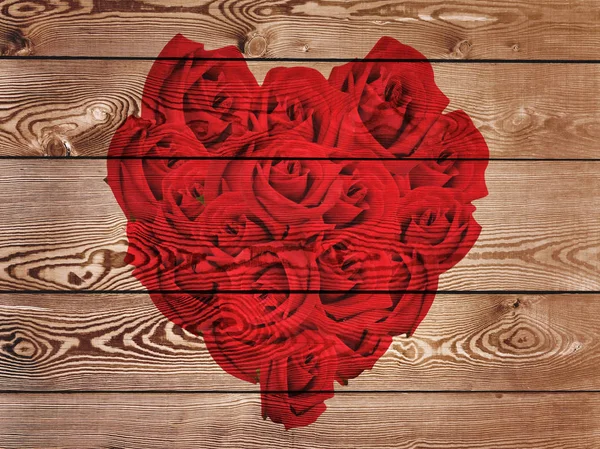 Cuore rosso formato da rose su fondo rustico in legno — Foto Stock