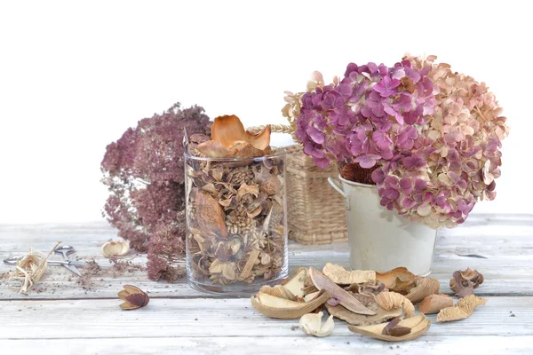 Ramo de flores secas y popurrí en un frasco de vidrio sobre una mesa blanca — Foto de Stock