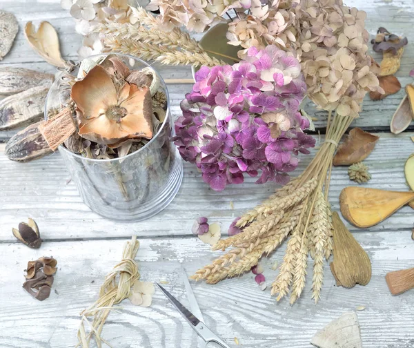 Potpourri im Glas und Strauß trockener Blumen — Stockfoto