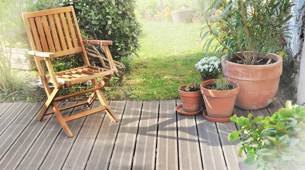 Židle Dřevěné Terase Zahradě Létě — Stock fotografie