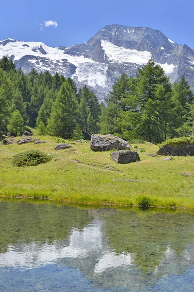 Paisagem Paisagem Montanha Alpina Com Lago Reflexão Água — Fotografia de Stock