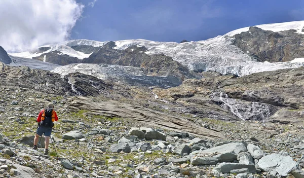 Excursionista Escalada Montaña Rocosa Glaciar Verano —  Fotos de Stock