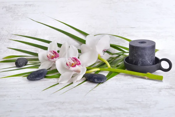 Opstelling Witte Tafel Met Orchidee Kiezels Kaars — Stockfoto