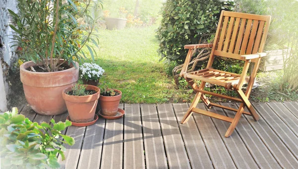 椅子和盆栽在花园的木制平台上 — 图库照片