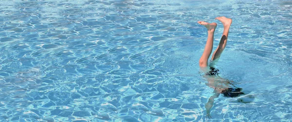 Beine Eines Jungen Mannes Genießen Einem Pool Mit Seinen Beinen — Stockfoto