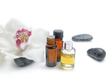  Yağ şişeleri ve güzel orkideli çakıl taşları. 