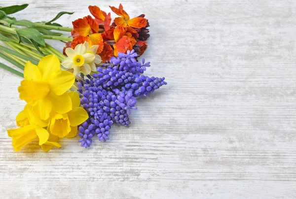 Szép Tavaszi Virágok Szedett Kertben Rendezett Csokor Asztalon — Stock Fotó