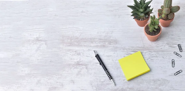 Nota Papel Amarillo Junto Bolígrafo Clip Papel Con Cactus Maceta —  Fotos de Stock