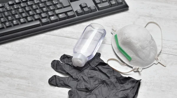 Wasserstoffgel Staubmaske Und Handschuhe Auf Einem Schreibtisch Mit Tastatur Stockbild