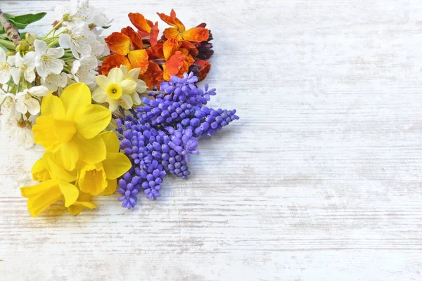 Pretty Spring Flowers Picked Garden Arranged Table — Stock Photo, Image