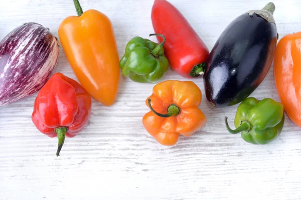 Groep Van Kleurrijke Hete Paprika Aubergine Witte Tafel Stockafbeelding