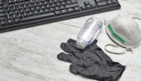 Hydroalkoholisches Gel Staubmaske Und Handschuhe Auf Einem Schreibtisch Mit Tastatur Stockbild