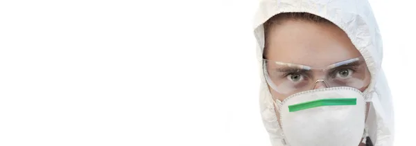 眼鏡やダストマスクスーツなどのウイルスから身を守る装備を身に着けている青年の肖像画です — ストック写真