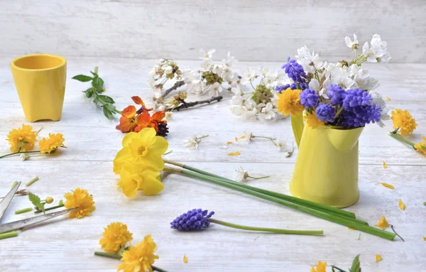 Spring Flowers Picked Garden Arranged Table Make Bouquet Home — Stock Photo, Image