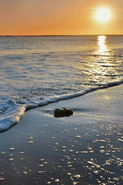 Pohled Vlnu Při Západu Slunce Atlantické Evropské Pláži — Stock fotografie