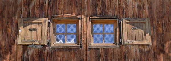 Fermer Sur Deux Petites Fenêtres Sur Une Façade Bois Vieux — Photo