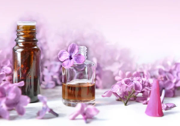 Garrafas Óleo Essencial Incenso Com Fundo Flor Lilás Roxo — Fotografia de Stock