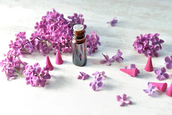 Garrafa Óleo Essencial Incenso Com Fundo Flor Lilás Roxo — Fotografia de Stock