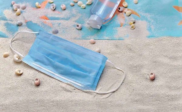 Dicht Bij Blauw Chirurgisch Masker Handreiniger Het Strand Concept Vakantie — Stockfoto