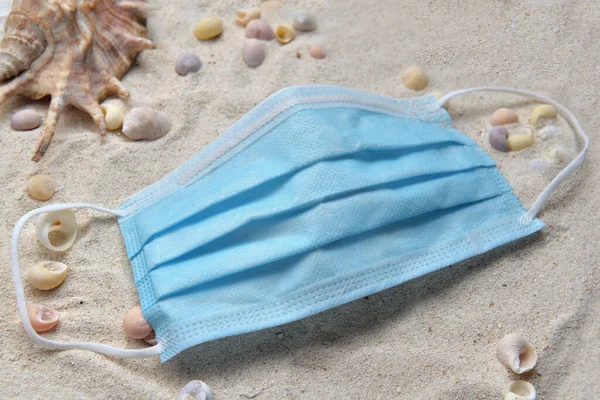 Blaue Chirurgenmaske Sand Konzepturlaub Mit Covid Stockbild